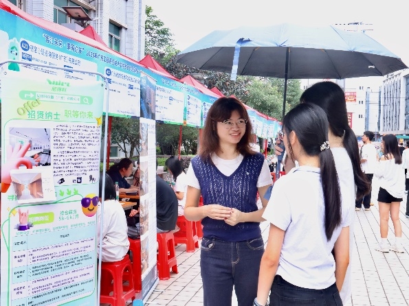 【智学笃信】AI面试、机器人秀技、技能能手秀绝活……这场招聘会“职”味十足——“智汇未来·职等你来”春季专场招聘会火热举行