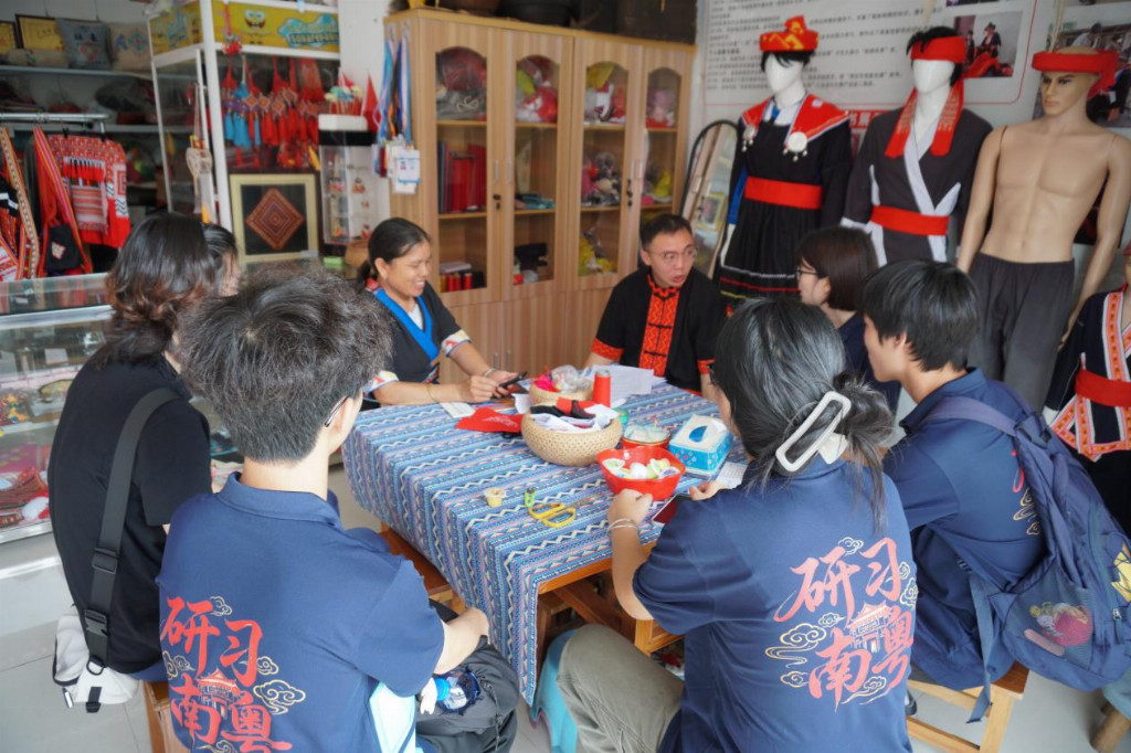 当思政课与“瑶山风情”撞个满怀——广东工程职业技术学院师生以青春之笔绘瑶乡新貌