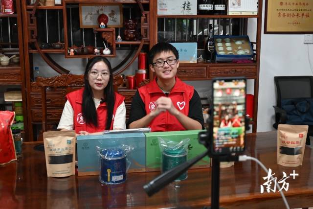 广东工业大学数缘小队开展直播带货,帮助五华农特产品搭上“电车”,飞出大山。 广东工业大学数缘小队开展直播带货,帮助五华农特产品搭上“电车”,飞出大山。