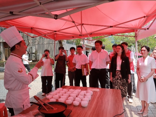 【智学笃信】AI面试、机器人秀技、技能能手秀绝活……这场招聘会“职”味十足——“智汇未来·职等你来”春季专场招聘会火热举行