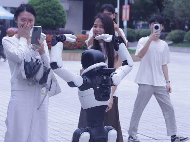 【智学笃信】AI面试、机器人秀技、技能能手秀绝活……这场招聘会“职”味十足——“智汇未来·职等你来”春季专场招聘会火热举行