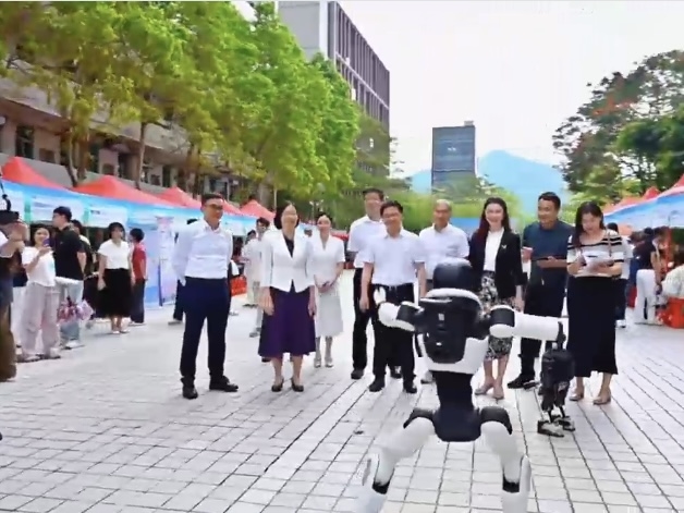 【智学笃信】AI面试、机器人秀技、技能能手秀绝活……这场招聘会“职”味十足——“智汇未来·职等你来”春季专场招聘会火热举行