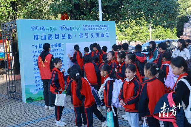 众多学生在主题集市签名打卡。英德市宣 供图